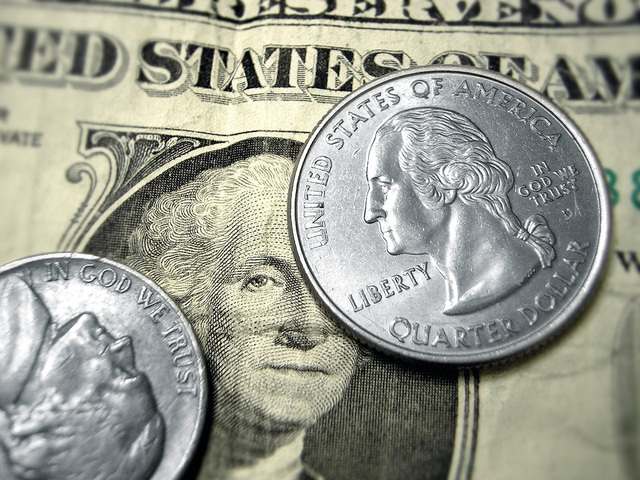 kovové mince položená na papírových bankovkách